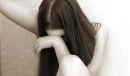 Nữ sinh 15 tuổi bị bạn hiếp dâm ngay trong hành lang trường học